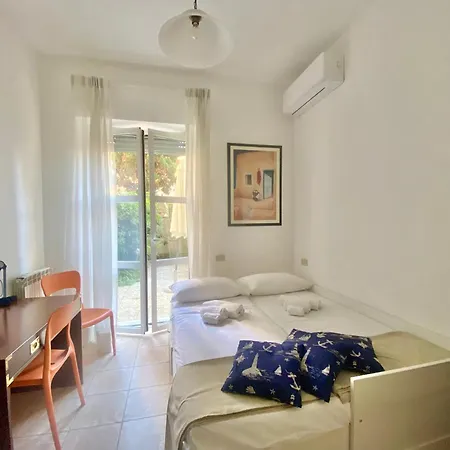 Amelia Flat, Near Promenade In شقة