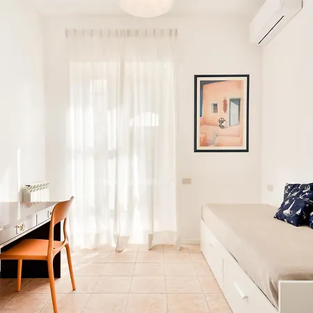 Amelia Flat, Near Promenade In فياريجيو